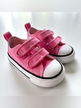 Converse Chuck Taylor 2V CANVAS Sneaker, size 4, Pink (Like new condition)